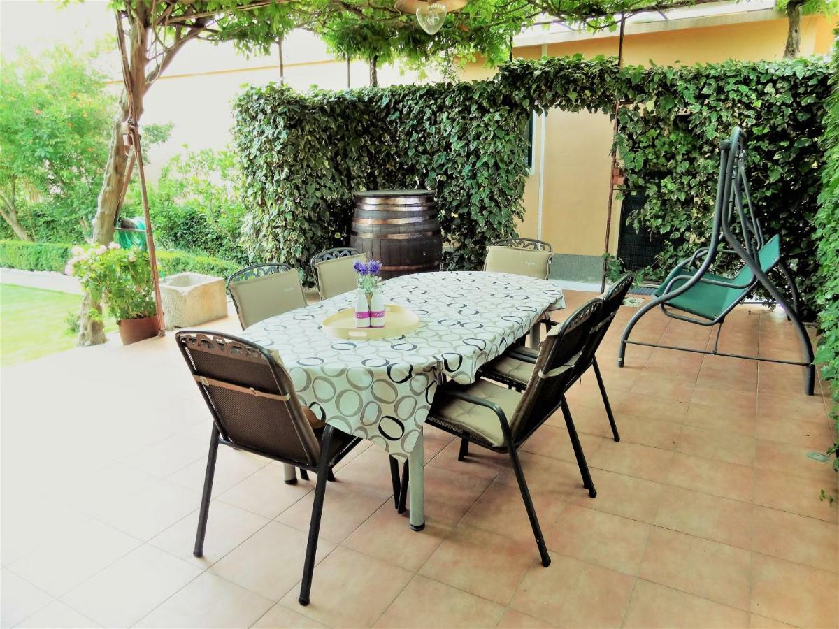 Apartment Bezic Kaštela Екстериор снимка